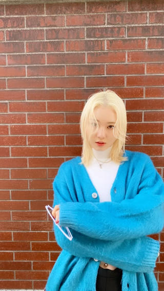 ホワイトブロンド×レイヤースタイル


レイヤーを入れ、顔まわりにS字カールをあたえて目にかかるくらいウザバングスタイルに！！

サイドは耳にかけて、タイトなスタイルになっています^_^

全体はストレートで毛先は軽く外ハネに仕上げています♪

今回はストレートのスタイルですが、動きがほしい時は表面だけでも軽く巻いてあげると違った雰囲気になって可愛いです

カラーはホワイトブロンドで、透明感あるスタイルに！！！

ホワイトカラーとブロンドカラーにしたい方におすすめのスタイルです☆

このスタイルはブリーチが必須なスタイルになるので、あらかじめご了承ください。 