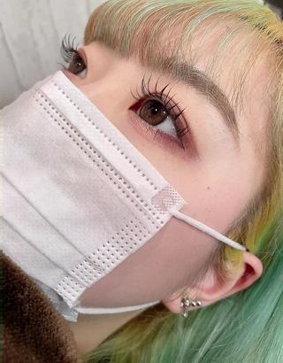 流行りの束感エクステ
お勧めのコーティング剤使用で束感アップ
カールも根本からしっかりでます︎
一日中キープ 