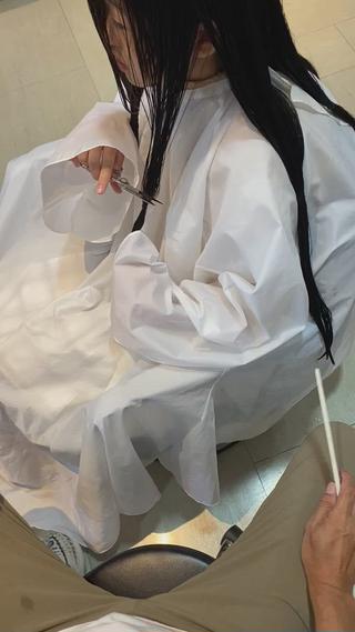 【ヘアドネーション】

SDGs活動

最初のカットをお客様自身でカットしてもらいました

一生の思い出！！


ヘアドネーション（英: Hair Donation）とは、

小児がんや先天性の脱毛症、

不慮の事故などで頭髪を失った子どものために、

寄付された髪の毛でウィッグを作り無償で提供する活動。 