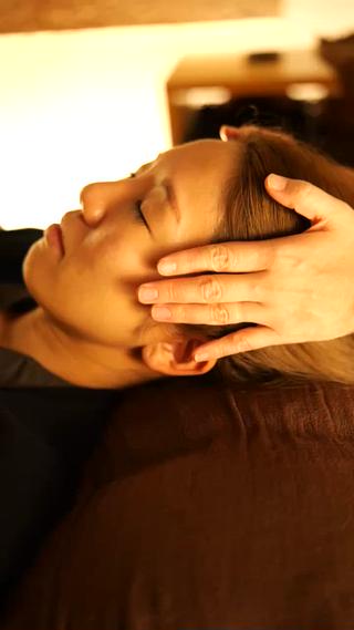 頭が重い」「なんだかすっきりしない」
そんな時に、ヘッドマッサージでリフレッシュしませんか?
側頭部は、疲れやストレスが溜まりやすい部分。
ここをじっくりとほぐすことで、驚くほど頭が軽くなり、気持ちもリセットされます。
いつも頑張っているあなたの脳と体に癒しのひとときを。
定期的なケアで、すっきり感を長くキープしてみませんか?
#側頭部マッサージ #頭スッキリ #リフレッシュタイム #疲れ解消 #ストレスケア #頭と体の休息庵いろは #癒しの時間 #定期ケア #脳休 #頭痛改善 #自分ケア #ヘッドマッサージ