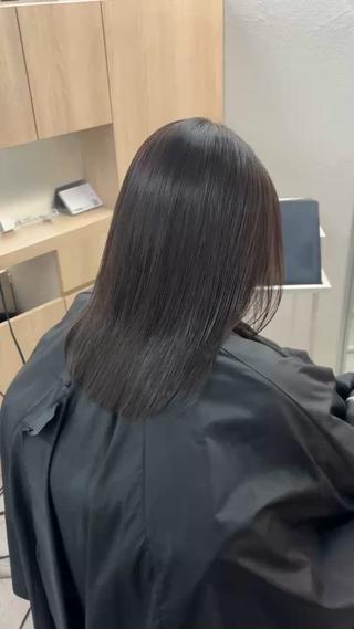 レイヤーが入ってるつやつやヘアは
おしゃれが際立ってより素敵なスタイルに 