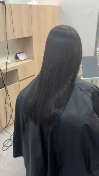 カラートリートメントで補修してあげながら
カラーをしていくので、内部までしっかり浸透してくれるトリートメント︎
この艶感はなかなか… 