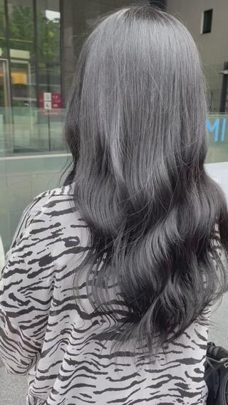 大人気ブルーブラック
黒染めしたくないけど暗いカラーしたい方におすすめのカラーです！！
ベースが明るいほど青みが出るので透明感抜群です！！ 