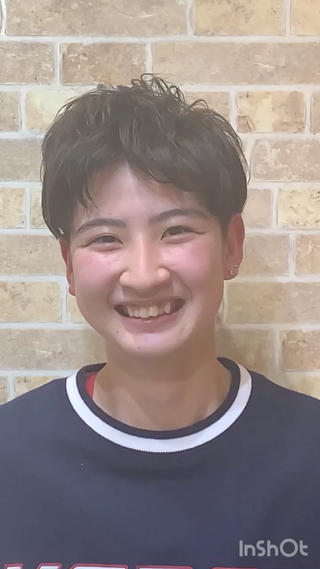 乾かして、バーム、ソフトwax1:1で毛先から全体によく揉み込み指を立てて下から順番に振りながらとかしながら
整えてスタイリングします。 