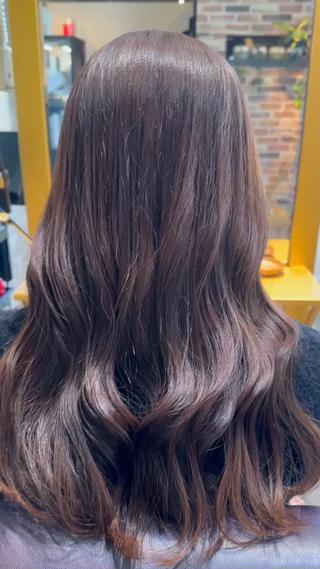 ふんわり透明感のあるグレージュで、柔らかい質感をまとった大人かわいい仕上がりに
赤みをおさえて、どこから見てもナチュラルに抜ける色味です 