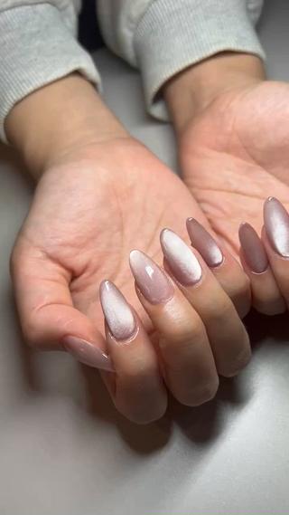 スカルプワンカラーです
今ならマグネットやミラーもワンカラー料金でできます。カラーはシルクのような細かい粒子のくすみピンク
スカルプのフォルムにこだわっています。
爪のダメージを抑えて、美しく健やかに快適に長持ちがモットーです 