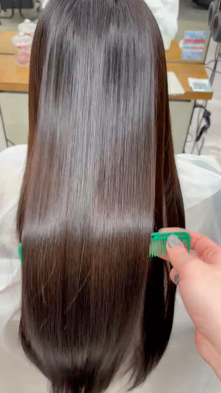 縮毛矯正をされていて、
広がりパサつきを感じる方にオススメ︎︎
指通りが良い髪質に仕上がります 