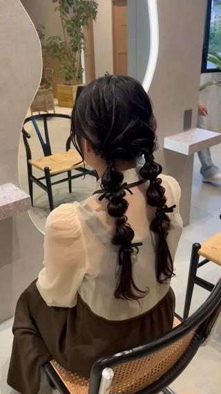 ツインアレンジ
ベロアのリボンが流行ってます 