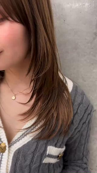 セミロング ハッシュカット|透明 感カラー🩵レイヤーのヘアスタイル