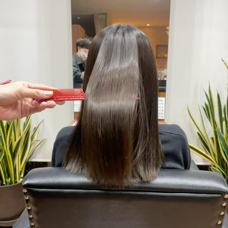 ブリーチなしのワンカラー
光か当たるとグリーン味がある色にさせていただきました！！
派手すぎない感じがGOOD 