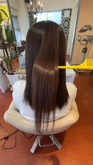 トップのボリュームの膨らみが気になる方
癖がなくても梅雨になるとボリューム、パサつきがある方にも酸性縮毛矯正はとてもおすすめです
朝アイロンを通して頂くだけでよりツヤツヤになります 