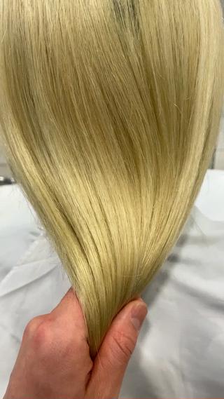 ブロンドやハイトーンでも定期的なケアをする事で艶やかな髪を維持できます◎
月に1回のトリートメントをオススメです
毎月行うことでハリコシがあり広がり、絡まりも抑えられます 