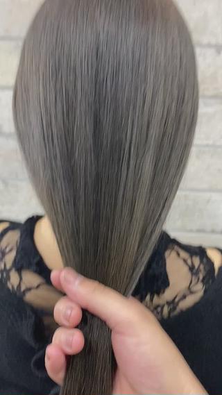 キレイとおさまりが続く
クセ毛対策トリートメント

HITAトリートメントの強みはとにかく広がって収まらないクセやうねり！
くせ毛特有「わがまま髪」を潤いと柔らかさで収め、頭を一回り小さく見せるトリートメントです。
 
これからの梅雨の時期、朝どんなにストレートアイロンをしても外に出たらすぐにうねり始めるわがまま髪を大人しくさせる

実際に施術を体験されたお客様からはこんな声が上がっています↓↓↓
 

★艶感が出る

★剛毛でごわごわだった髪が手触り滑らかになった

★指通りがよくなった

★細くて絡まりやすい髪が全体的にまとまりができ、スッキリした

★キューティクルが引き締まり、光沢マシマシになった

★梅雨の時期、髪が広がり、気になっていたボリュームが抑えられた 