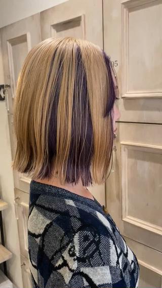 ブロンドと紫のアンブレラカラー 