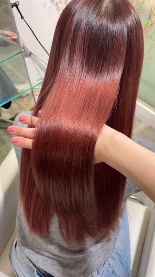 秋冬おすすめのワインレッド
ワンカラーから可能でございます
最後はブロー,アイロンを使ってサラサラに仕上げさせていただきます️ 