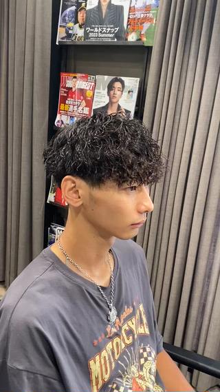 黒髪にパーマは相性抜群
会社でカラーはダメだけど髪で遊びたい人オススメです！ 