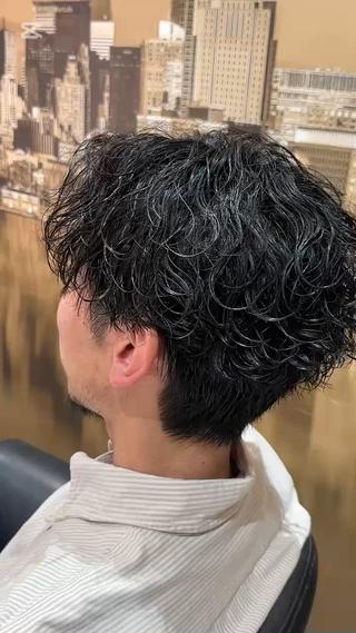 【波巻きパーマ】
大人気のパーマで柔らかい動きが特徴で、ゆるふわで優しさと癒しがミックスされた今では話題のメニューです！
動きの強さや髪の細さなどはカウンセリングでお聞きしますので、出来るだけ理想に近づけます！

『全体の動き』『スタイリングのしやすさ』などを求められる方はオススメです！
よくあるのが、『パーマを当てたら横のボリュームが気になるんですよ』というお客様が多いです。
ですが、僕のパーマは違います！
ボリュームが出やすい部分、出にくい部分をちゃんと考えて360°かっこいいパーマを作っています！
ぜひ僕にお任せ下さい！ 