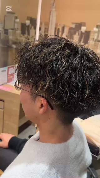 『全体の動き』『スタイリングのしやすさ』などを求められる方はオススメです！
よくあるのが、『パーマを当てたら横のボリュームが気になるんですよ』というお客様が多いです。
ですが、僕のパーマは違います！
ボリュームが出やすい部分、出にくい部分をちゃんと考えて360°かっこいいパーマを作っています！
ぜひ僕にお任せ下さい！ 