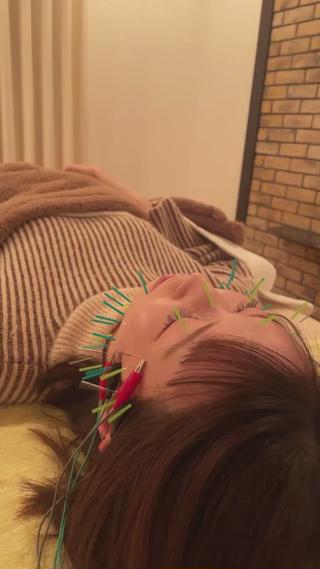 手では届かないお顔の筋肉に
パルス（低周波電気）でアプローチ 