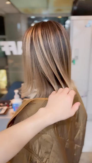 セミロング カラー 難波ブリーチカラー 伊藤洋輝のヘアスタイル