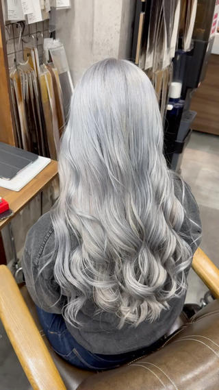 ブリーチ2回以上必須の明るさです️
ホワイト系シルバー