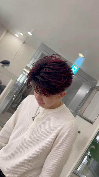 カットとアイロンで毛流れ
デザインカラーでメッシュに赤色を入れました！
いい感じです！ 