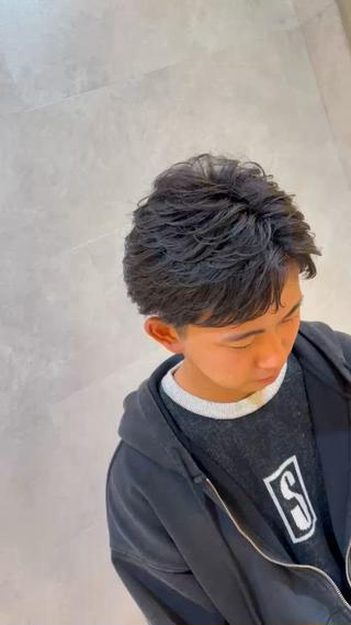 カットとニュアンスパーマ
ニュアンスパーマとフェザーパーマおすすめです！
段差をつけて毛流れもしっかり見えます！ 