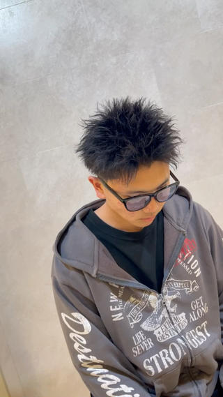 スパイキーショートピンパーマ
骨格に合わせたカットとパーマめっちゃ似合ってます！ 