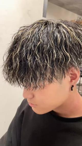 ハイライト×ツイストスパイラルの組み合わせで
パーマがより立体感が出てくれます！

 