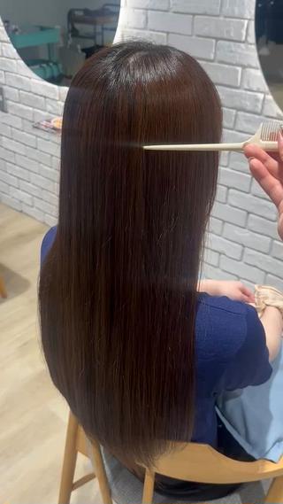 うねりが出ていた髪の毛に縮毛矯正をするとサラサラ髪になります 