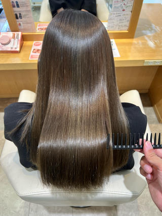 （髪質改善ストレート）
・髪を綺麗に伸ばしていたい
・手触り、まとまりが欲しい
・ツヤが欲しい

そんな方におすすめです

お客様1人1人の髪の状態に合わせた薬剤配合でストレートしたのに柔らかい質感、乾かしただけでツヤが出るといったご自宅でも美容室帰りの仕上がりになるストレートです！ 