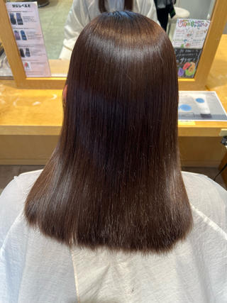（髪質改善ストレート）
・髪を綺麗に伸ばしていたい
・手触り、まとまりが欲しい
・ツヤが欲しい

そんな方におすすめです

お客様1人1人の髪の状態に合わせた薬剤配合でストレートしたのに柔らかい質感、乾かしただけでツヤが出るといったご自宅でも美容室帰りの仕上がりになるストレートです！ 