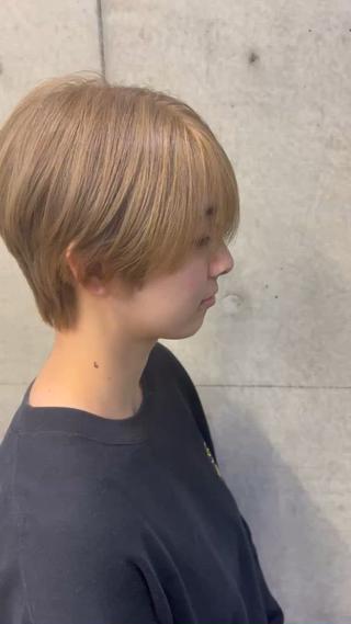 カットはグラデーションショートに！
カラーは一回ブリーチしてミルクティーアッシュにさせていただきました！
髪質によりブリーチの回数は変わりますのでご相談ください！ 