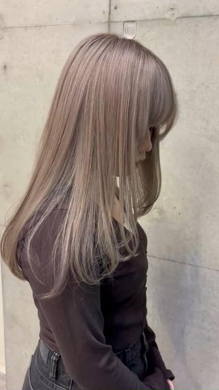 今流行りのロングレイヤーです！
顔周りの見える部分のみレイヤー入れて
後ろはほぼ入っていないので軽くし過ぎたくない方におすすめのスタイルです 