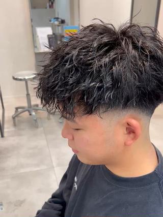 フェードスタイルにツイストスパイラルパーマをかけて、
周りとは違う印象になります！ 