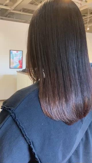 【ワンレン】
特徴
𓏸 毛先がすべて同じ長さのカット
𓏸 段を入れていないので重さとまとまりが出る◎
𓏸 ️ツヤ感が出やすい️
𓏸 広がりにくく扱いやすい
𓏸 大人っぽく上品な印象
𓏸 ストレートスタイルと相性◎
𓏸 伸ばしかけでも形が崩れにくい
𓏸 髪の量が多い人でも収まりやすい
𓏸 カラーやツヤ重視のスタイルが映える ‪︎ ̖́- 