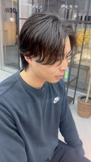 センターパートの毛流れパーマ
まだまだ人気のこのスタイル!パーマをかけてスタイリングを楽にしてみませんか??
雰囲気や骨格、顔型に合わせた似合わせカットで綺麗なシルエットに
どんな髪型が似合うか分からない、どんな髪型もしっくり来ない方、是非一度お任せ下さい!!