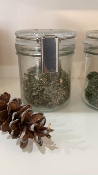 当店のよもぎは沖縄で無農薬栽培されたよもぎを100%使用しています
よもぎ蒸しではデリケートゾーンからよもぎの成分を経皮吸収するので(腕の内側を1倍としたときに、デリケートゾーンは42倍吸収します)、農薬で栽培されたよもぎを使うと、農薬まで体内に吸収してしまうことになですので当店では無農薬にこだわったよもぎを使用しています。
使われているよもぎは全て同じで、漢方がそれぞれ体質別にブレンドされています。
すべて香りを嗅ぐこともできるので、ぜひお気に入りのブレンドを見つけてみてください