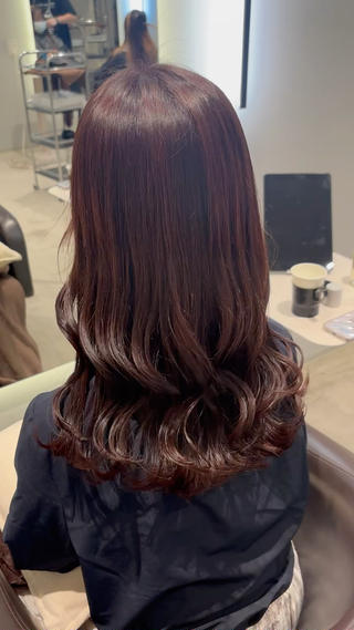 redbrown
ブリーチ無しでつくるほんのり赤みを足した暗めブラウンです

暗めのレッドブラウンは大人っぽい雰囲気を出しつつ、派手になりすぎないので、お仕事であまり明るくできない！という方にもピッタリなカラーです

暖色系のカラーは色持ちがいいので「可愛い」がずっとつづきます

一人一人のお悩みに合わせてお色を作ります是非ご相談ください 