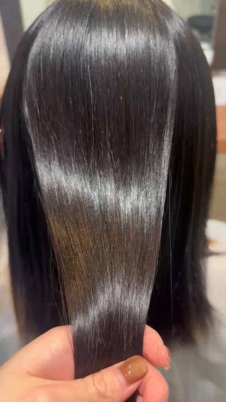 ︎︎縮毛矯正でさら艶髪



インナーカラーのブリーチ履歴部分には
優しめのお薬で施術しております。 