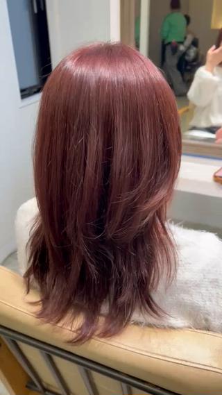 グレーベースにピンク紫で青みピンクを再現

室内は自然なほんのりベージュピンク
光の下でピンク味たっぷり
ブリーチはしたくない、あまり明るさは出したくないけど色味を楽しみたい！
そんな方におすすめ

プラス料金にはなりますがオージュア5stepトリートメントと併用で艶たっぷりカラーを実現できます！ 