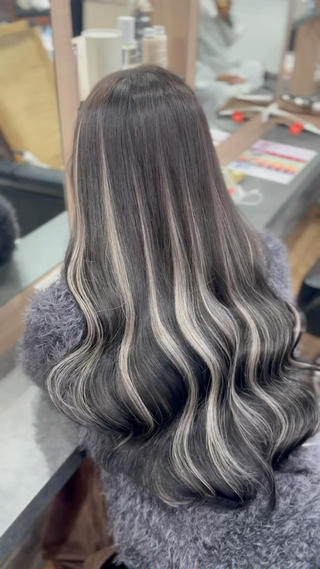 アッシュブラックプレミアムエクステ20本
ハイライトでイメージチェンジ

横浜/ブリーチ/エクステ/レイヤーカット/髪質改善 