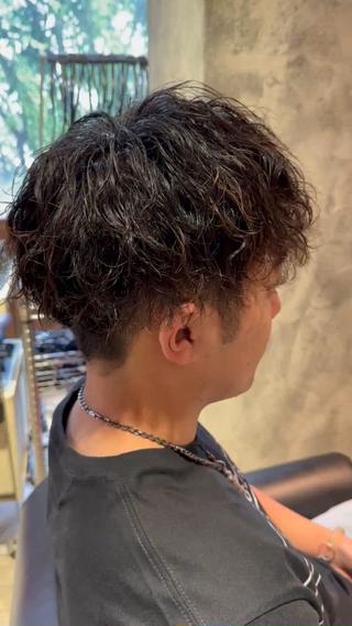 ツイストスパイラルパーマ

動きが出る、でも縦巻きだから広がりすぎない

ツイストだけどねじってるのでチリチリにも見えにくい、

欲張りパーマです

 