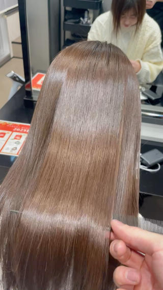 今回はストレートと一緒に3ステップの最高級トリートメントを使って、髪の内部、外部、全方向からケアをさせていただきました！
毛先の先まで潤いのある髪になります！ 