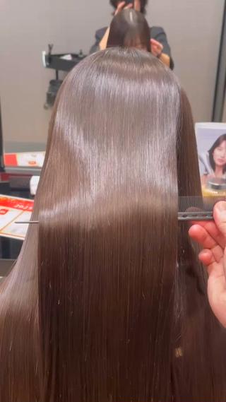 最高級縮毛矯正、ハルキミナトジャパンの「MAISONストレート」は、業界最先端の縮毛矯正技術を用いた施術です。この技術では、天然オイルを限界量まで配合したオリジナル薬剤を使用し、ダメージを抑えながら柔らかく自然なストレートヘアを実現します。施術後の髪は、毛先まで指通りがなめらかで、思わず触れたくなるような仕上がりが特徴です。  ￼ 