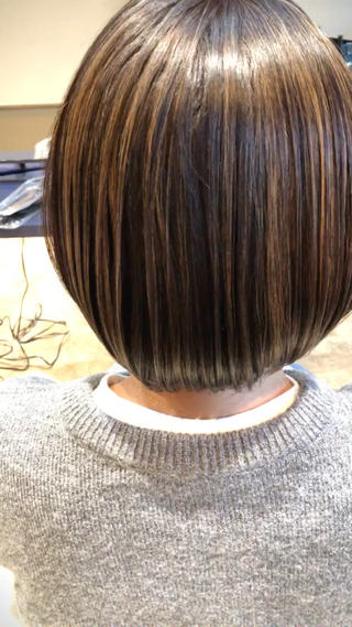 ハイライトブリーチ後にグレージュでオンカラー！
カットはミニボブ 