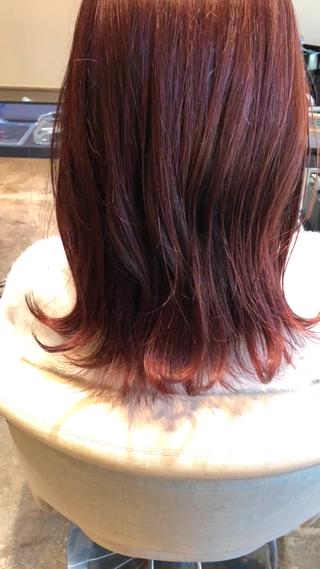 ボルドーカラーで艶感アップ！
カットは外ハネスタイル！ 