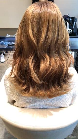 ブリーチ履歴のベースにケアブリーチでブリーチ後、ペールベージュをオンカラー！カットはミディアム外ハネスタイル！ 