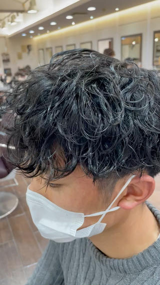 話題沸騰中の波巻きパーマ！！
散りつかない無造作感を是非お試しください！！ 