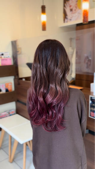 ブリーチ履歴を活かしたbefore＆after
最近シリーズ化しようかと考えるくらいよくやってます……

ブラウンからのグラデーションカラー♪ ✮⋆˙
これからブリーチをやめていきたい方に激推しです
特殊カラーなので＋2500円頂いております！！

お気軽にお問い合わせください！ 